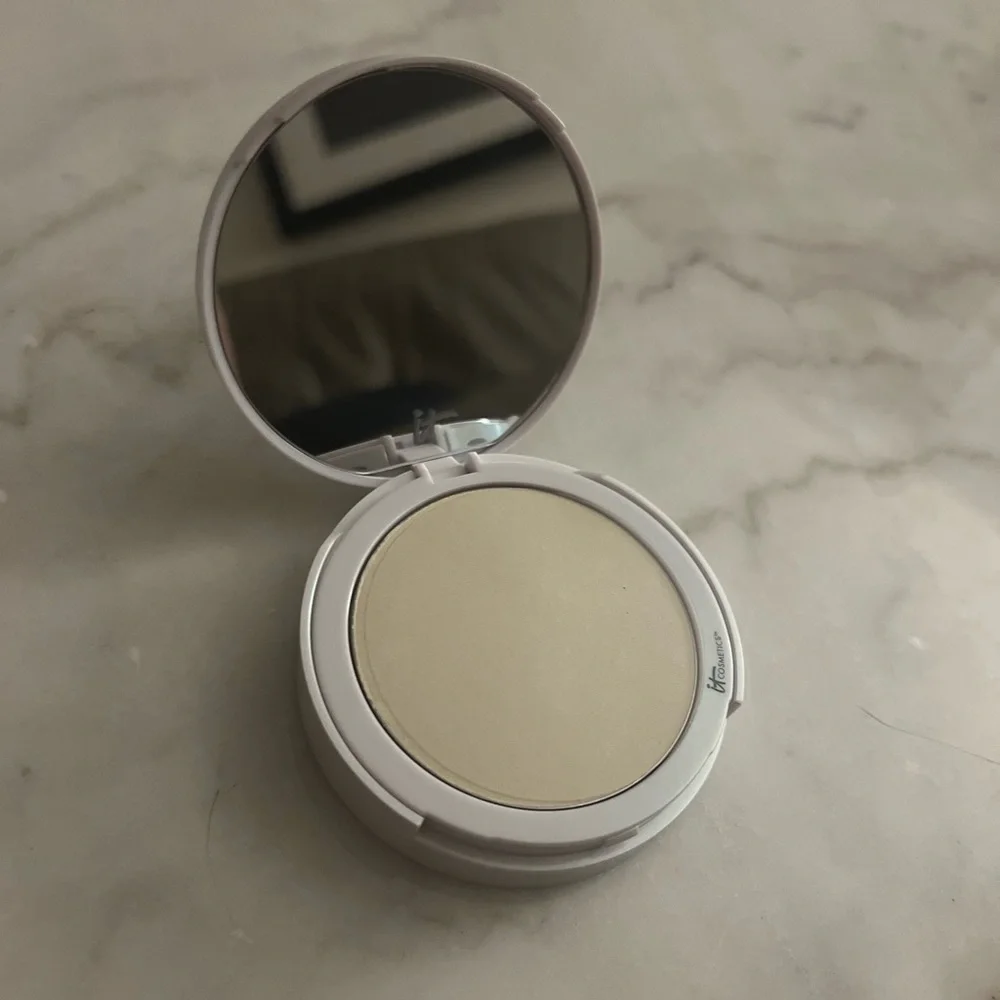 iT Cosmetics - Bye Bye Pores Translucent Powder - Picture 3 of 3